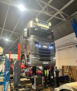 Scania montaje de iluminación exterior completa